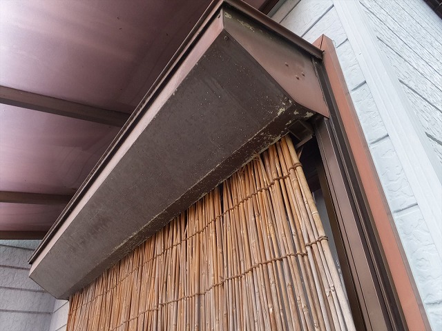 窓サッシの周囲を確認